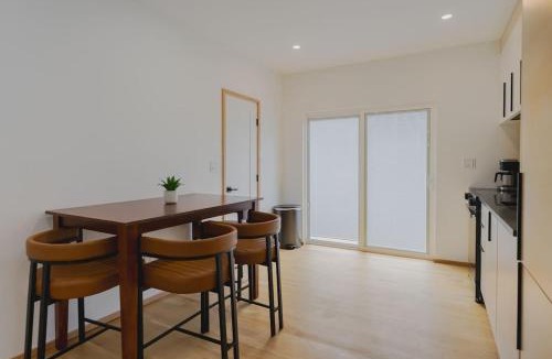 Central-Maverick Square - Paris Street Apartment | Lux 3BD Minutes Walk to Airport