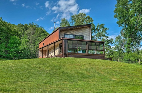 Salem House | Luxe + Modern Home: 30 Mi to Saratoga Springs!
