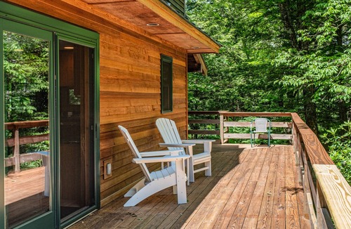 Quechee Cabin | Luxe Quechee home on quiet road - chef’s kitchen, two-car garage, screened porch