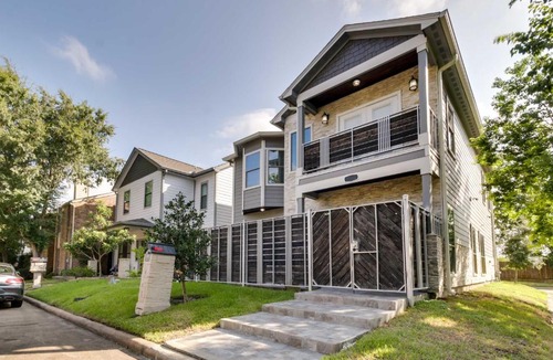 Briarforest House | Luxe Southwest Houston Home with Balconies and Patio!