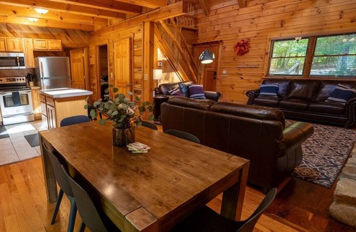 Laurelville Cabin | LUXE TWO | ANTLER'S GROVE *HOCKING HILLS* CLOSE TO EVERYTHING! HOT TUB, FIREPLACE,GAME ROOM,FIRE PIT