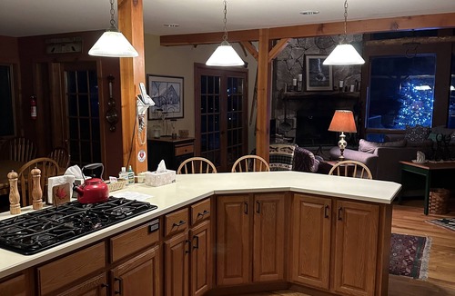 Londonderry House | Luxurious Rustic Chalet in Solitude