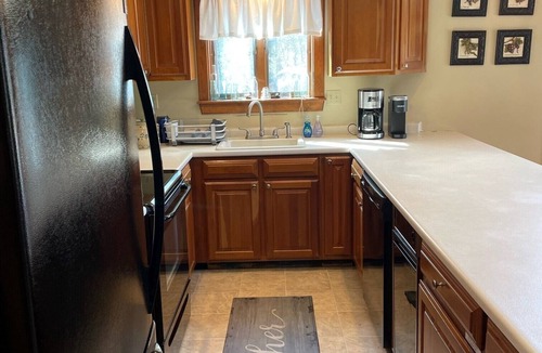Ludlow House | Luxurious, Secluded, Ski Chalet, w/Country Decor & Hot Tub Near Okemo