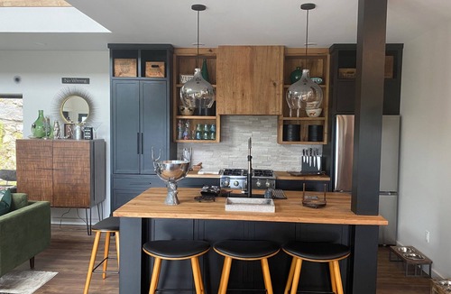 Townshend House | Luxurious, stunning views, private setting, pet friendly, firepit ,EV, WIFI, AC