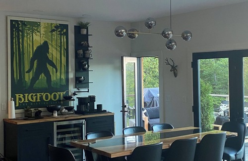 Townshend House | Luxurious, stunning views, private setting, pet friendly, firepit ,EV, WIFI, AC
