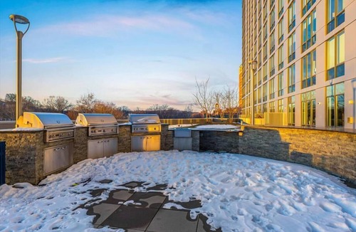 White Plains Apartment | Luxury 1BR in Downtown | Full Kitchen | W&D