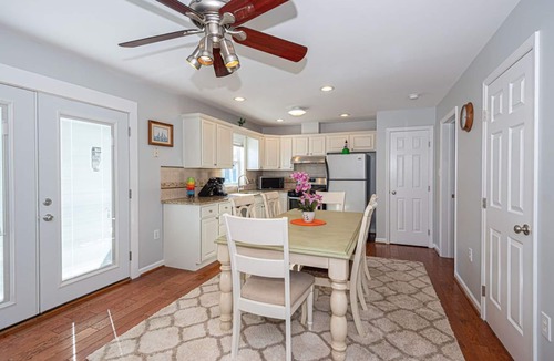 Little Salisbury House | Luxury 2-story, 3 bedrooms plus den house with free WiFi, linen included, backyard for pet friendly, located in a family-friendly neighborhood on the bayside just a few blocks from the beach!