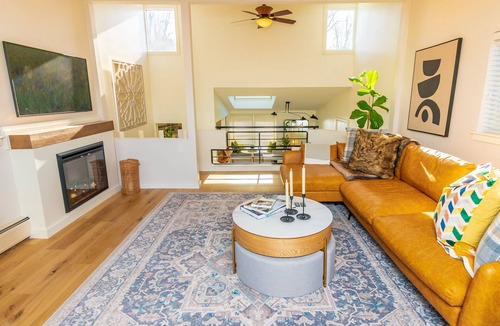 South Woodstock House | Luxury 3BR/2BA Hygge Villa with Fireplace and Views! Pet Friendly