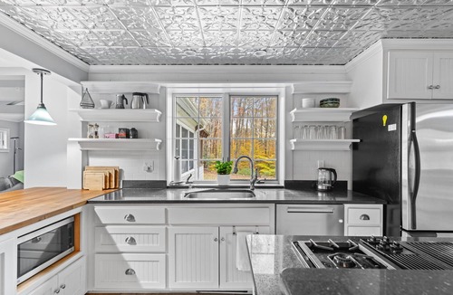 East Haven  Rutland County House | Luxury 4BR Wedding & Ski Retreat by Mountain Top Inn, Killington, and Pico!