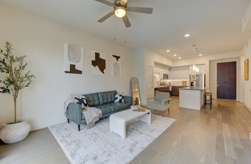 Midtown Apartment | Luxury Apartment W/Comp Breakfast!