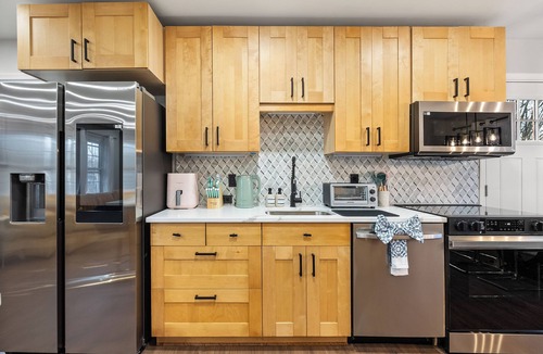 Sudley House | Luxury Home. Hot-tub, close to IAD & Hylton PAC.