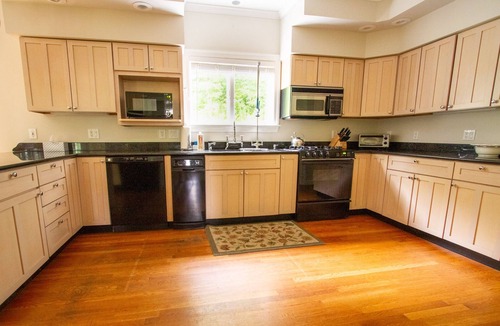 Woodstock House | ⚜Luxury Home⚜Private Pond⚜25 Acres of Privacy⚜5 Min Downtown Woodstock⚜Spa⚜BBQ