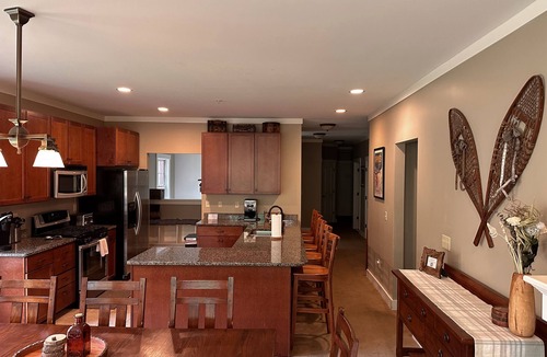 Lincoln House | Luxury Loon Townhouse, Pool & Spa Access, sleeps 12, 2 levels!