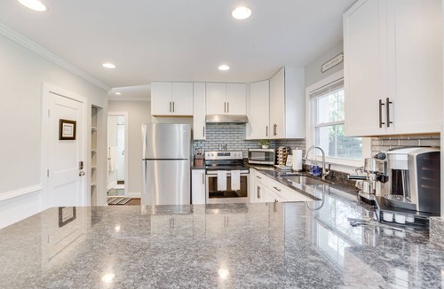 Middleburg House | Luxury Middleburg Manor with 4 Bedrooms 2 Baths