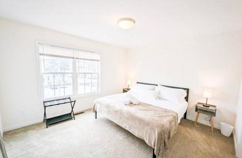 Stockade Historic District Apartment | Luxury Stylish Townhome King Beds WD Garage