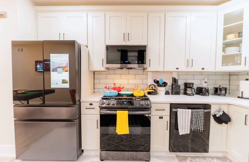 Orange House | Luxury Suite - Jacuzzi,Parking, Self Check-in & WiFI