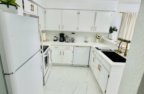 Sugar Land Condo | Luxury Touches + Pool + Quartz + Gold Details