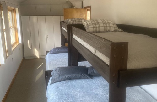 Moriah Center Cabin | Magnificent Lakefront Lodge Panoramic View Lake Champlain Kayaks/Fishing/Pk ball