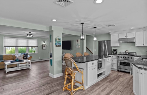 Eastward Look House | Magnificent Luxury Home in Eastward Look - Central A/C,Walk to Scarborough Beach