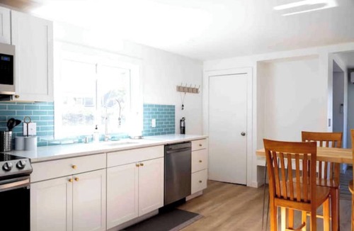 Old North End Apartment | MANHATTAN MODERN: Large 3 bed, Fenced yard-Parking