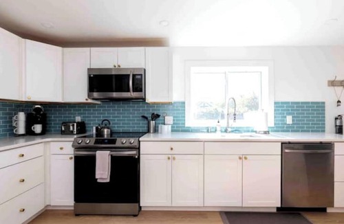 Old North End Apartment | MANHATTAN MODERN: Large 3 bed, Fenced yard-Parking