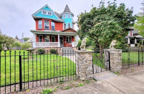 Downtown Niagara Falls House | Manor on Memorial