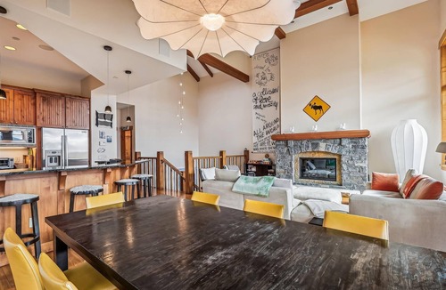 Stowe Area House | Mansfield Mountain Retreat: 4 br ski-in/ski-out, fireplace, free ski shuttle, a/c, decks!