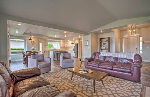 Wapato Point House | Manson Villa w/Hot Tub ~ 1 Mi to Wineries!