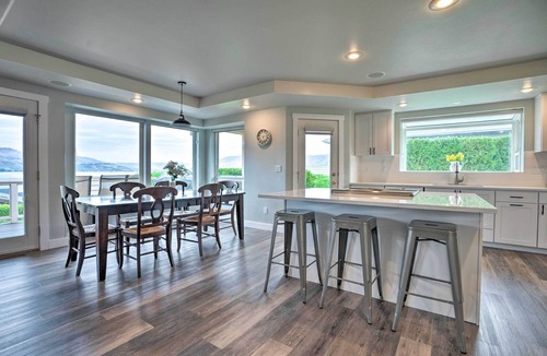 Wapato Point House | Manson Villa w/Hot Tub ~ 1 Mi to Wineries!