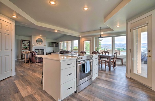 Wapato Point House | Manson Villa w/Hot Tub ~ 1 Mi to Wineries!
