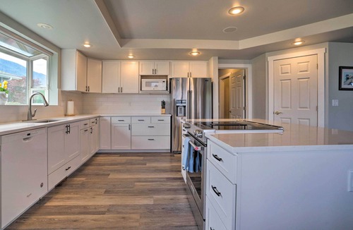 Wapato Point House | Manson Villa w/Hot Tub ~ 1 Mi to Wineries!