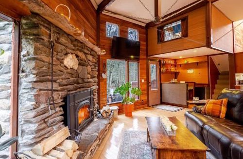 Hancock House | MapleCastle = HotTub, RiverSide, IndoorHummock, FirePlace, BackYard