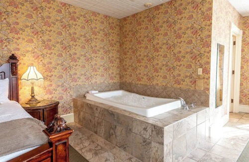 Geneseo Bed & Breakfast | Mark Twain Room - Big Tree Inn - In-Room Jacuzzinn