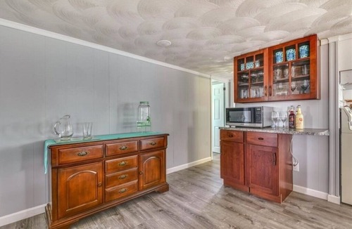 Matunuck House | Matunuck getaway - walking distance to South Kingstown Beach!