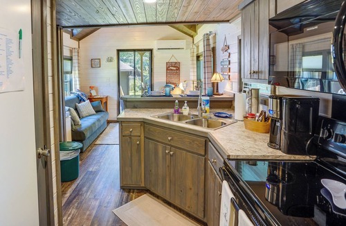 Mayfield House | Mayfield Tiny Home w/Porch, Walk to Beaches!