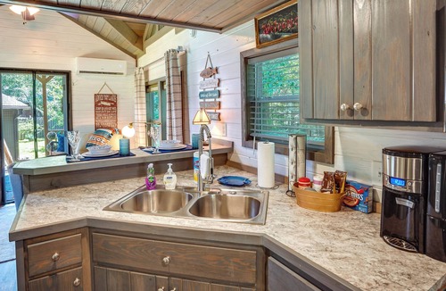 Mayfield House | Mayfield Tiny Home w/Porch, Walk to Beaches!