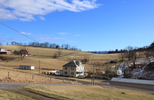 Franklin House | Meadow View: cozy rural home 2 miles away from Fisher Mountain Golf Course!