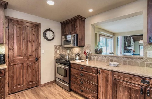 Sunriver House | Meadows Retreat with A/C, BBQ & Golf Views