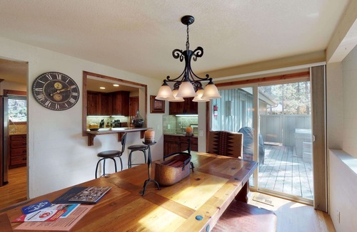 Sunriver House | Meadows Retreat with A/C, BBQ & Golf Views