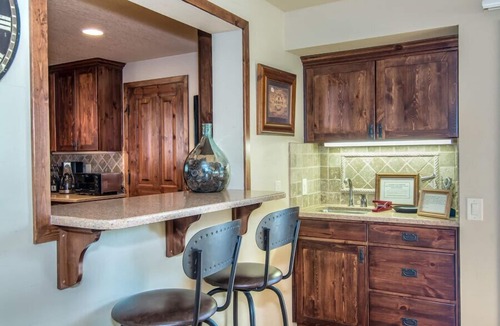 Sunriver House | Meadows Retreat with A/C, BBQ & Golf Views