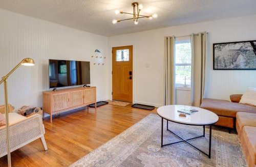 Fayetteville House | Mid-Century Modern Fayetteville Home Close to Town