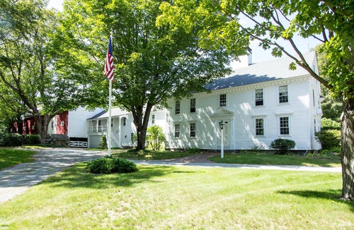 Deering House | MilBryn Lodge of Deering- Enchanting and Romantic