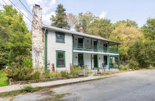 Bolivar House | Minutes to Downtown Harpers Ferry Hot Tub