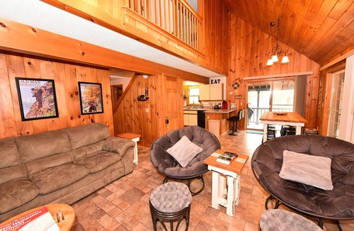 Eidelweiss Village House | Minutes to Sandy Beach, House w Firepit, Grill, 2 Kayaks and Screen Porch