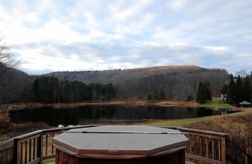 Davis House | ML03-Private Lakefront Retreat, Hot Tub, Pets Ok!