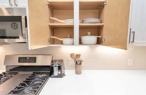 Greenway Plaza-Upper Kirby Apartment | Modern 1BDR, W/Parking & Pool, Downtown Houston