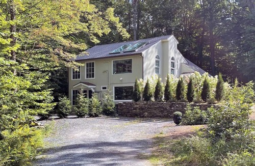Grantham House | Modern 3-Bedroom Home, Eastman