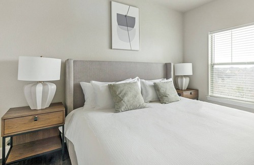 Richmond Apartment | Modern Apartment in Prime Location (ID1272X140)
