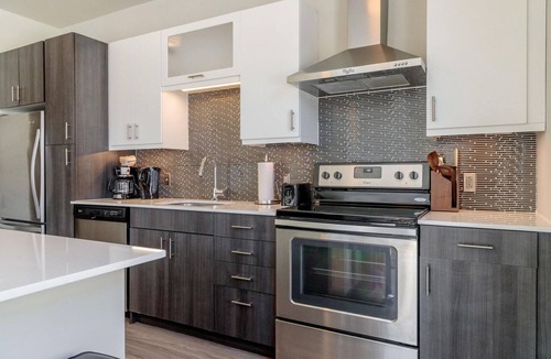 Burlington Apartment | Modern Burlington 2BR w/Gym & W/D, nr Dining & Shops, by Blueground