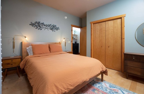 Chestertown Cabin | Modern Cabin w/Hot Tub-Minutes to Lakes & Skiing